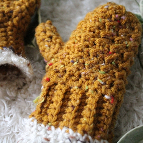 ✨️ S O L D ✨️ Handmade Crochet Toddler Mittens, Size 12m - Picture 3 of 3